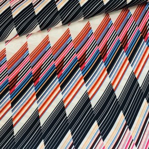 Polyester stretch wit met zwart/blauw/rode schuine strepen