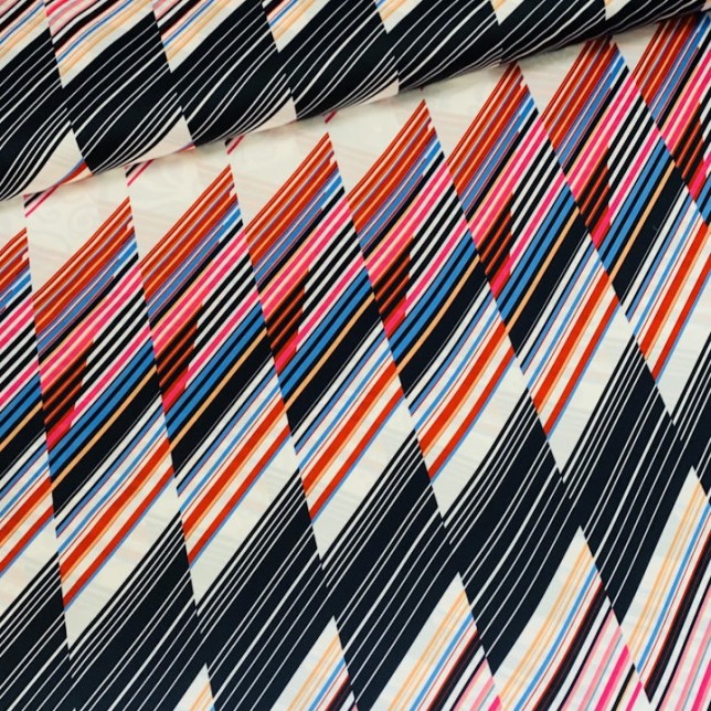 Polyester stretch wit met zwart/blauw/rode schuine strepen Polyester stretch wit met zwart/blauw/rode schuine strepen