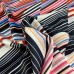 Polyester stretch wit met zwart/blauw/rode schuine strepen Polyester stretch wit met zwart/blauw/rode schuine strepen